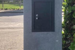 Brievenbus blauwe steen