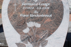 Zandstralen datum en inkleuren volledige tekst op grafzerk ter plaatse op kerkhof