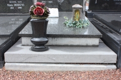 Herstelling losgekomen plint oude grafzerk