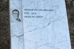 Urneveldmonument Carrara marmer